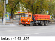 Волгоград, проспект Ленина, Россия. Осенняя уборка на улицах города. Специальная техника, машина на шасси КАМАЗ для полива и уборки улиц водой под высоким давлением (2023 год). Редакционное фото, фотограф Андрей Цыганков / Фотобанк Лори