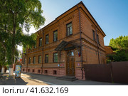 Старинное здание городского историко-художественного музея (аптека Вейса) солнечным июньским вечером. Борисоглебск, Воронежская область (2023 год). Редакционное фото, фотограф Виктор Карасев / Фотобанк Лори