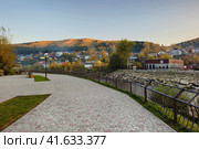 Tile embankment with railings along the river. Evening village on the banks of a mountain river. Rustic landscape.  Rocky bed of the river flowing through the village. Gorno-Altaisk. Стоковое фото, фотограф Саблин Станислав / Фотобанк Лори