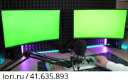 Two computer monitors with green screen mockup and microphone. Streamer. Стоковое видео, видеограф Антон Колмаков / Фотобанк Лори