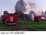 Пожарная машина на месте пожара. Тверская область. Fire service officers arrived at the scene. A fire truck at the scene of the fire. A fire in the village. Burning wooden houses in the village of Rantsevo, Tver region. (2021 год). Редакционное фото, фотограф Мария / Фотобанк Лори
