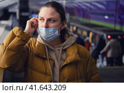A passenger on the subway shows how wrong it is to put on a face mask. Стоковое фото, фотограф Андрей Журавлев / Фотобанк Лори