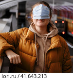 A passenger on public transport with an incorrect face mask. Стоковое фото, фотограф Андрей Журавлев / Фотобанк Лори