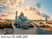Воскресенский собор Ново-Иерусалимского монастыря был построен по чертежам прототипа - храма Гроба Господня в Иерусалиме. Собор был освящен в 1685 году (2019 год). Стоковое фото, фотограф Оксана Медведева / Фотобанк Лори