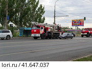 Волгоград, Тракторозаводский район, Россия. Пожарный автомобиль, автовышка,  на улице города спешит по срочному вызову. (2022 год). Редакционное фото, фотограф Андрей Цыганков / Фотобанк Лори