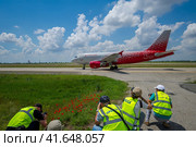 Крым, аэропорт Симферополь, фотокорреспонденты, пресса, самолет (2020 год). Редакционное фото, фотограф Андрей Макаренко / Фотобанк Лори