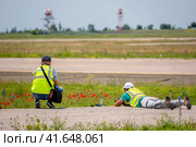 Крым, аэропорт Симферополь, фотокорреспонденты, пресса, ожидание самолета (2021 год). Редакционное фото, фотограф Андрей Макаренко / Фотобанк Лори