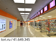 Moscow, Russia - Nov 1. 2023. DNS network store selling household appliances in department store Moskovsky. Редакционное фото, фотограф Володина Ольга / Фотобанк Лори