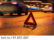 emergency stop sign at night, car breakdown, car stopping on the edge of the road at night. Стоковое фото, фотограф Скрипачев Антон / Фотобанк Лори