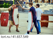 Moscow\ Russia 06 07 2019: Training sword fighting in the ancient Roman style, reconstruction. The art of swordsmen battle in ancient Rome. Редакционное фото, фотограф Андрей Журавлев / Фотобанк Лори
