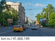 Старая Басманная, Спартаковская улицы. Богоявленский кафедральный собор в Елохове. Москва (2019 год). Редакционное фото, фотограф Александр Щепин / Фотобанк Лори