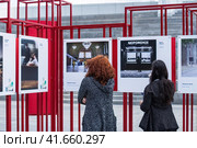 Посетители смотрят на фотографии представленные на конкурс городской фотографии "Планета Москва". Девушки рассматривают конкурсные работы фотографов. Редакционное фото, фотограф Константин Григорьев / Фотобанк Лори