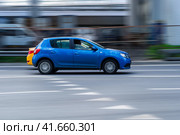 Blue Renault Sandero car moving on the street on very high speed. Редакционное фото, фотограф Константин Григорьев / Фотобанк Лори