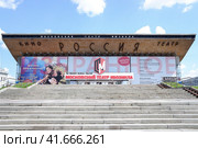 Moscow - June 12, 2022. Facade of Moscow Musical Theater, formerly Pushkinsky Cinema and Consert Hall. Sunny summer view. Московский театр мюзикла, бывший кинотеатр Пушкинский. Редакционное фото, фотограф Александр Кузнецов / Фотобанк Лори
