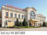 Moscow - July 2, 2022. Facade of the building of Savyolovsky railway terminal. Sunny summer view. Савеловский вокзал в Москве. Редакционное фото, фотограф Александр Кузнецов / Фотобанк Лори