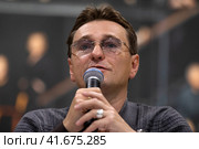 Народный артист, художественный руководитель Московского губернского театра Сергей Безруков во время творческой встречи со зрителями на ВДНХ в городе Москве, Россия (2023 год). Редакционное фото, фотограф Николай Винокуров / Фотобанк Лори