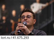 Народный артист, художественный руководитель Московского губернского театра Сергей Безруков во время творческой встречи со зрителями на ВДНХ в городе Москве, Россия (2023 год). Редакционное фото, фотограф Николай Винокуров / Фотобанк Лори