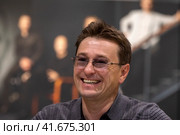 Народный артист, художественный руководитель Московского губернского театра Сергей Безруков во время творческой встречи со зрителями на ВДНХ в городе Москве, Россия (2023 год). Редакционное фото, фотограф Николай Винокуров / Фотобанк Лори
