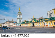 Вид на церковь Троицы Живоначальной в Серебряниках. Улица Яузская. Осенний солнечный день. Москва (2023 год). Редакционное фото, фотограф E. O. / Фотобанк Лори