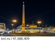 Площадь Восстания, Санкт-Петербург, Россия. Ночной город. Вид на стелу «Город-герой Ленинград» и павильон станции Петербургского метрополитена «Площадь Восстания». Красивый вечерний городской пейзаж. Исторический центр Санкт-Петербурга. Редакционное фото, фотограф Андрей Степанов / Фотобанк Лори
