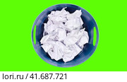Plastic trash can being filled with crumpled sheets of white paper, chromakey on a green background. Стоковое видео, видеограф Андрей Журавлев / Фотобанк Лори