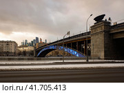 Moscow - January 23, 2020. Smolensky metrobridge in the center of Moscow. Cloudy winter weather. Смоленский метромост в центре Москвы. Редакционное фото, фотограф Александр Кузнецов / Фотобанк Лори