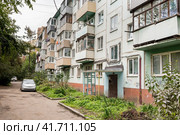 Двор панельной хрущевки летом. Многоквартирные жилые дома этого типа распространены в России и на постсоветском пространстве. Россия, Владивосток (2021 год). Стоковое фото, фотограф Денис Станиславович Кабелев / Фотобанк Лори