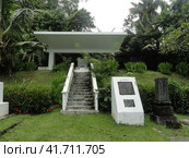 Koror, Palau - July 13, 2018. Japanese shrine in the cemetery. Святилище на японском кладбище, Республика Палау. Стоковое фото, фотограф Александр Кузнецов / Фотобанк Лори