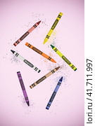 Цветные восковые карандаши Crayola левитация на розовом фоне - Россия, Санкт-Петербург, Ноябрь 2023. Редакционное фото, фотограф Мария L. / Фотобанк Лори