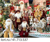 Counter with Christmas items for holiday decorations (2022 год). Редакционное фото, фотограф Irina Opachevsky / Фотобанк Лори