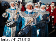 Барабанщицы в костюмах снегурочек идут праздничным шествием по центральной аллее выставочного комплекса ВДНХ в городе Москве, Россия (2023 год). Редакционное фото, фотограф Николай Винокуров / Фотобанк Лори