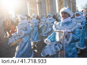 Барабанщицы в костюмах снегурочек идут праздничным шествием по центральной аллее выставочного комплекса ВДНХ в городе Москве, Россия (2023 год). Редакционное фото, фотограф Николай Винокуров / Фотобанк Лори