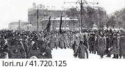 Колонна с красными флагами на Невском проспекте. Петроград, февраль 1917 года. Редакционное фото, фотограф Сергей Елизарьев / Фотобанк Лори