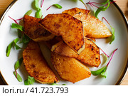 Жареная тыква кусочками на тарелке с зеленью свеклы. Стоковое фото, фотограф Анна Иванова / Фотобанк Лори