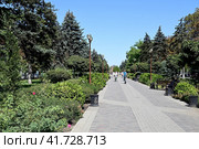 Город Краснодар, улица Красная. Самокатчики едут по пешеходному бульвару. Россия (2023 год). Редакционное фото, фотограф Александр Тараканов / Фотобанк Лори