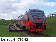 Рельсовый автобус (дизель-поезд) РА3-049 на остановочном пункте Аракаево, перегон Михайловский Завод - Нижнесергинская, Свердловская область, Россия (2022 год). Редакционное фото, фотограф Алексей Иванов / Фотобанк Лори