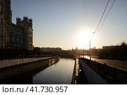 Moscow - March 19, 2022. Moscow cityscape taken from Astakhovsky bridge over Yauza river. Spring sunset view. Вид на Москву с Астаховского моста через Яузую. Редакционное фото, фотограф Александр Кузнецов / Фотобанк Лори