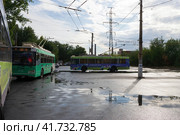 Волгоград, Тракторозаводский район, Россия. Троллейбусы маршрута номер 9 на конечной остановке Нижний посёлок, основной вид городского общественного электротранспорта. (2023 год). Редакционное фото, фотограф Андрей Цыганков / Фотобанк Лори