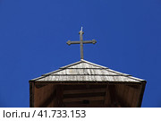 The roof of the church in Drvengrad, Serbia (2018 год). Редакционное фото, фотограф Сергей Стрелков / Фотобанк Лори