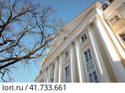 Moscow - February 25, 2022. Facade and fronton of the building of Galina Vishnevskaya Opera Center in Ostozhenka street. Sunny daylight view. Центр оперного пения Галины Вишневской, Остоженка, Москва. Редакционное фото, фотограф Александр Кузнецов / Фотобанк Лори