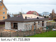 Монтаж мягкой черепицы на крышу строящегося дома. Стоковое фото, фотограф Кекяляйнен Андрей / Фотобанк Лори