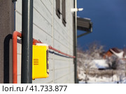 Газовый счетчик на трубопроводе природного газа на фасаде дома. Стоковое фото, фотограф Кекяляйнен Андрей / Фотобанк Лори