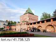 Дмитровская башня Нижегородского кремля, Нижний Новгород. Nizhny Novgorod, Russia - June 14, 2022. Dmitrovskaya (Dmitri's) Tower of Nizhny Novgorod Kremlin. Summer sunset view. Редакционное фото, фотограф Александр Кузнецов / Фотобанк Лори