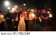 Нижний Новгород, Россия, ул. Малая Ямская, 78а. 26.08.2023.Бенгальские огни зажжены на свадьбе Кадры высокого качества в формате 4k Sparklers lit at the wedding. Редакционное видео, видеограф Egor Sarantstv / Фотобанк Лори