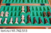 Extracting chess pieces from the green box at the back of the chessboard, stop motion. Стоковое видео, видеограф Андрей Журавлев / Фотобанк Лори