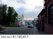 Ивановский съезд в центре Нижнего Новгорода. Nizhny Novgorod, Russia - June 14, 2022. Cityscape of Ivanovsky Syezd street in the center of Nizhny Novgorod. Summer sunset view. Редакционное фото, фотограф Александр Кузнецов / Фотобанк Лори