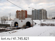Тоннель под путями железной дороги в Кучино, Московская область. Balashikha, Russia - February 15, 2020. Underpass under the railroad close to Kuchino railway station. Winter view. Редакционное фото, фотограф Александр Кузнецов / Фотобанк Лори