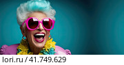 An elderly beautiful woman with bright dyed hair and sunglasses. Generated by AI. Стоковое AI-изображение, AI-художник Ярославский Максим / Фотобанк Лори
