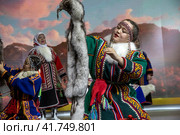 Участницы свадебной церемонии по традициям Ямало-Ненецкого автономного округа на выставке-форуме "Россия" на ВДНХ в городе Москве, Россия (2023 год). Редакционное фото, фотограф Николай Винокуров / Фотобанк Лори
