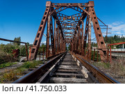 Старый железнодорожный мост через реку (2023 год). Редакционное фото, фотограф Андрей Дегтярёв / Фотобанк Лори